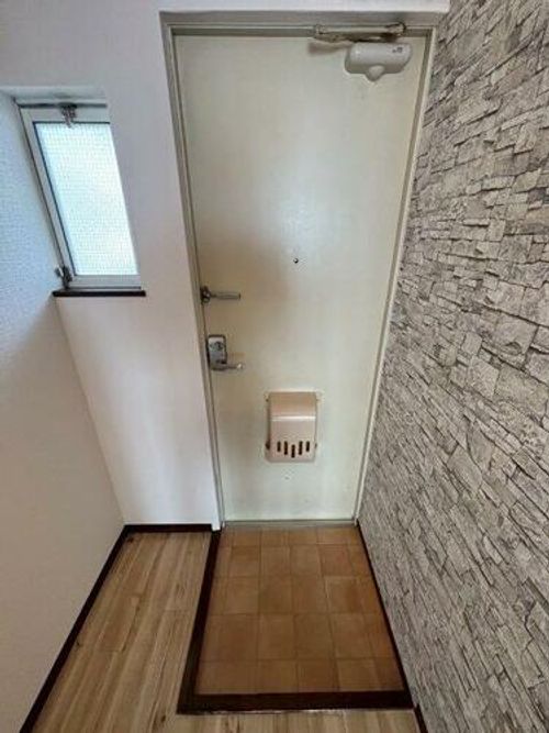 城山ハイツ103の玄関