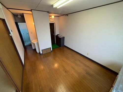 品田ビルの居間