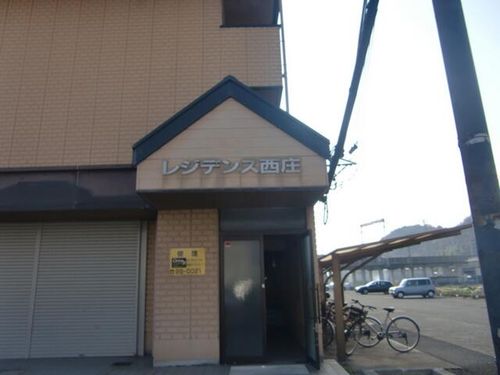 レジデンス西庄302の玄関