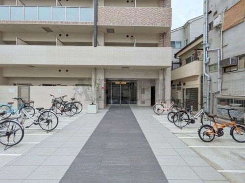 アドバンス大阪イーストの玄関