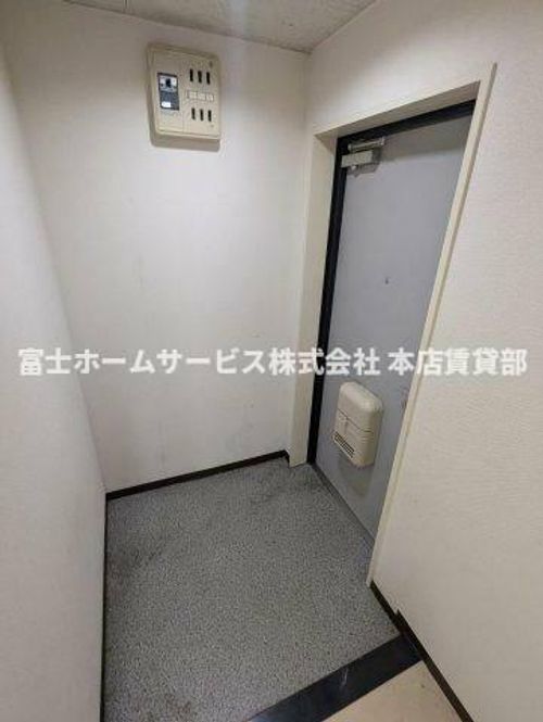 松岡ビル北花田の玄関