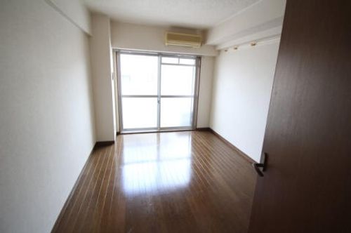 五月フラット池田406の居間