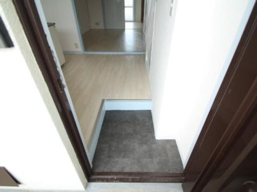 グレイス川西 南館403の玄関