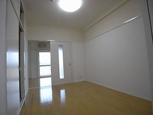 グレイス川西 南館403の居間