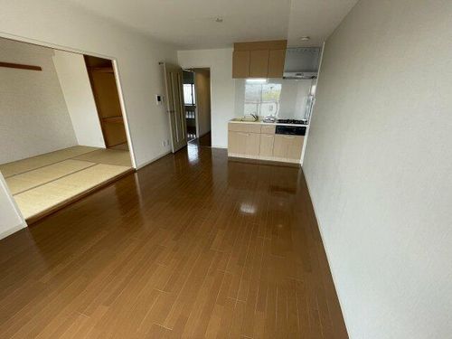 高橋ガーデンロイヤル502の居間