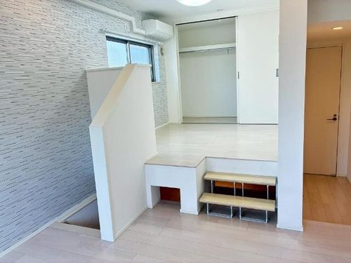 クレスト高畑201の居間