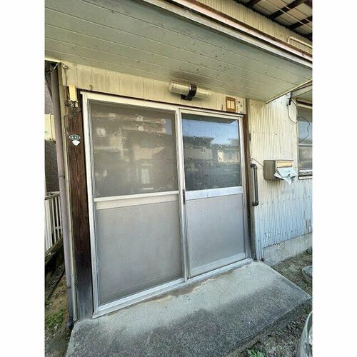 新林おうきつ荘EASTの玄関