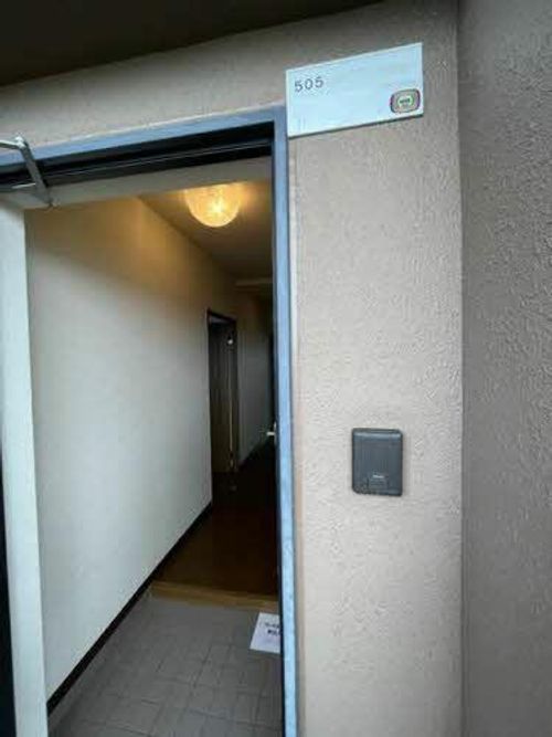 レジデンスコマイ0505の玄関