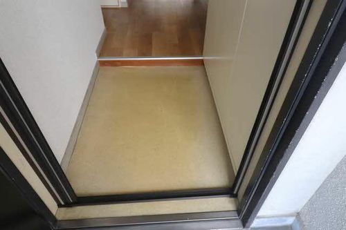 ハーティ忍ヶ丘V番館0403の玄関