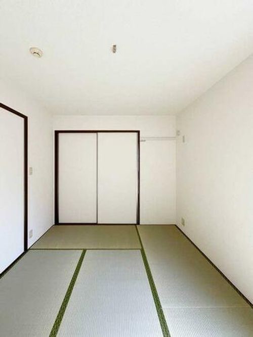 シティパレスIIA102の居間