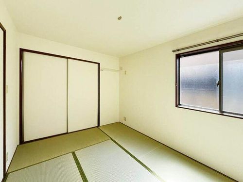 シティパレスIIA102の居間