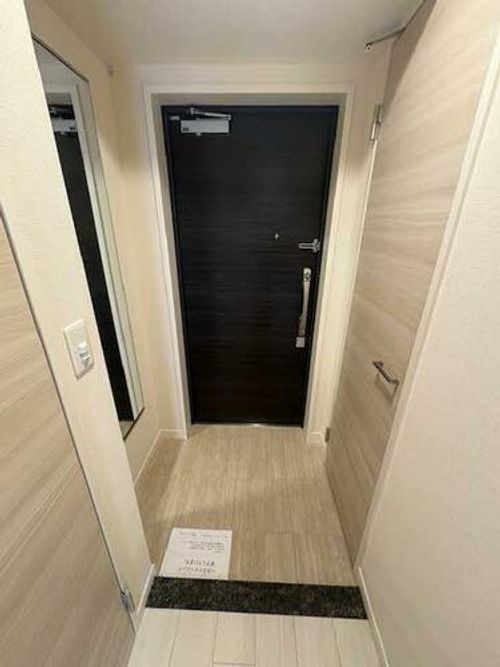 セルン新町0501の玄関
