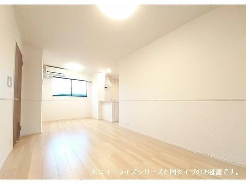 プティ フォレスタ柏原Ⅱの居間
