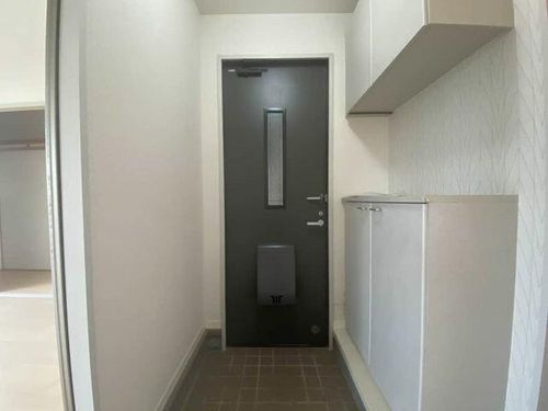 グラン・シャーメゾン C棟C0101の玄関