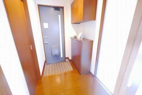 シャーメゾン中曽根 B棟B0102の玄関