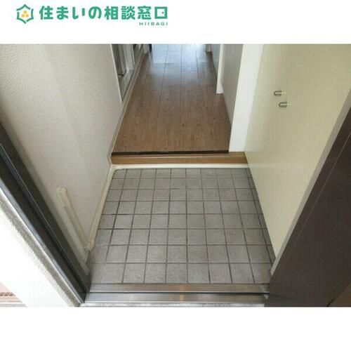 愛知県岡崎市明大寺町字荒井(マンション)の賃貸物件の玄関