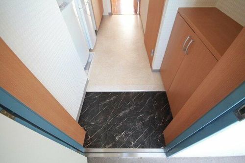 セントラル・マンスリー小牧403の玄関