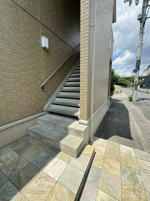 フィエスタ 2号館の玄関