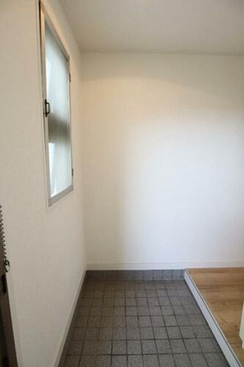 ハイツ弥生203の玄関