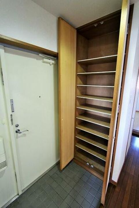 行幸マンションの玄関