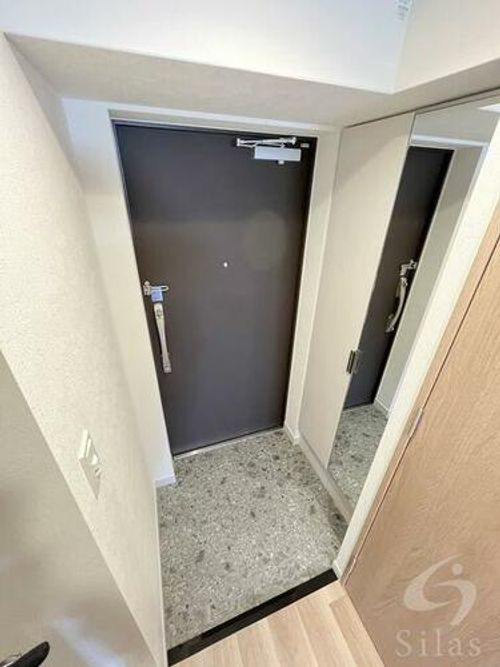 プレサンス大津京町ベルリーヴァの玄関