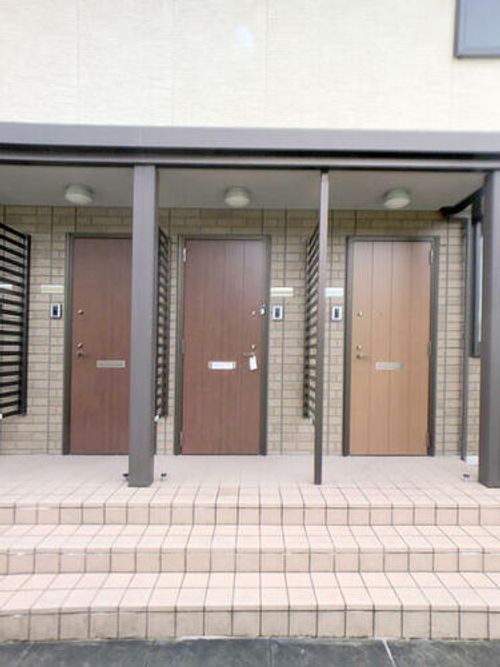 ヴィルヌーブ D棟の玄関