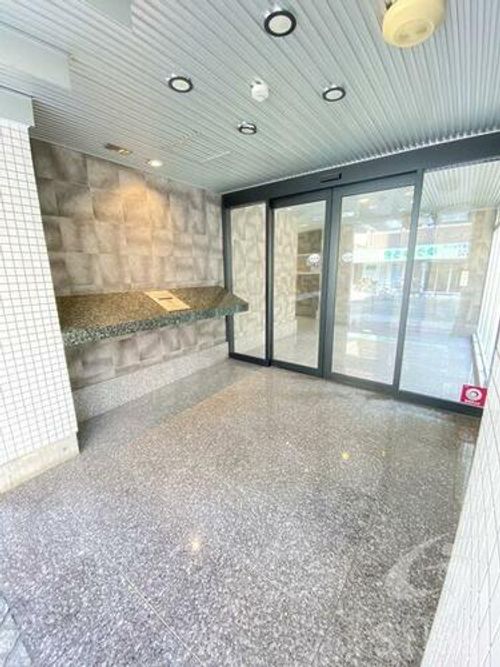 クレイドル西田辺の玄関