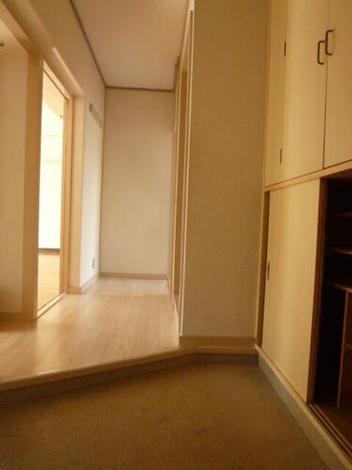 サン春日丘205の玄関