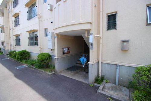 サン春日丘205の玄関