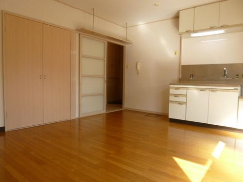 サン春日丘205の居間