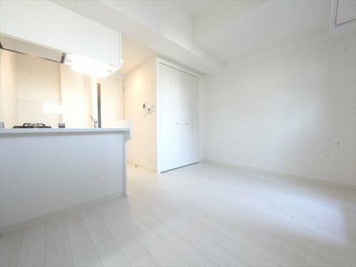 アドバンス名古屋モクシーの居間