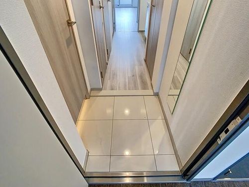 アドバンス三宮パルマ1102の玄関