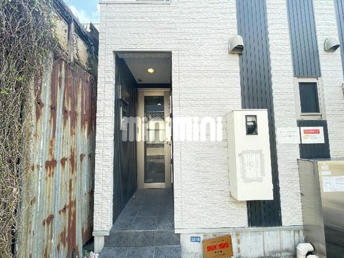 フェリーク新栄の玄関