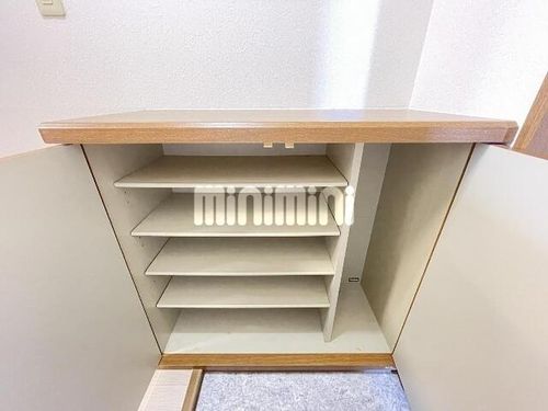 メゾン四季 B棟の玄関