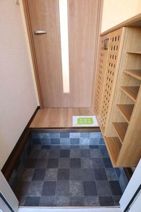 ライトハイツH棟の玄関