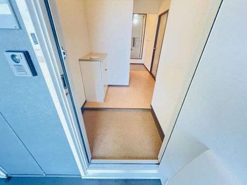 リバーサイド徳重A棟の玄関