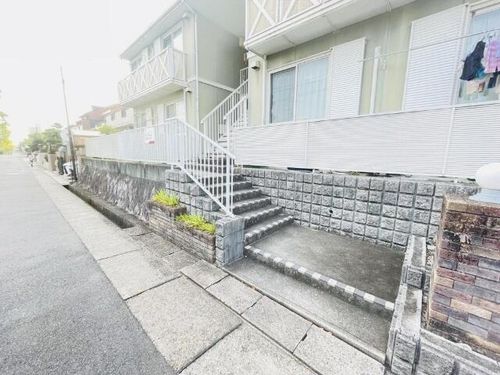 リバーサイド徳重A棟の玄関