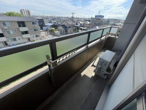 シェソワ八社の内装