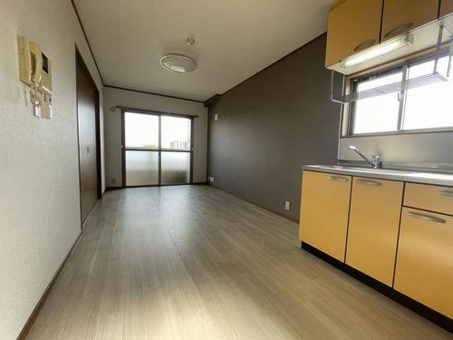 シェソワ八社の居間