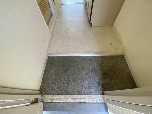 マンション宮西の玄関