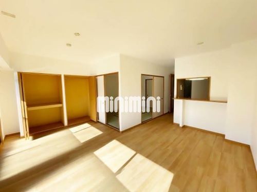 グリーンヒル岡弥Ⅱの居間