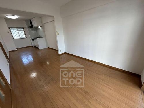 此君園ハイツの居間