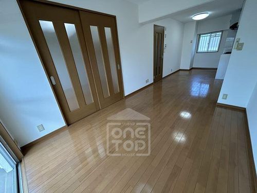 此君園ハイツの居間