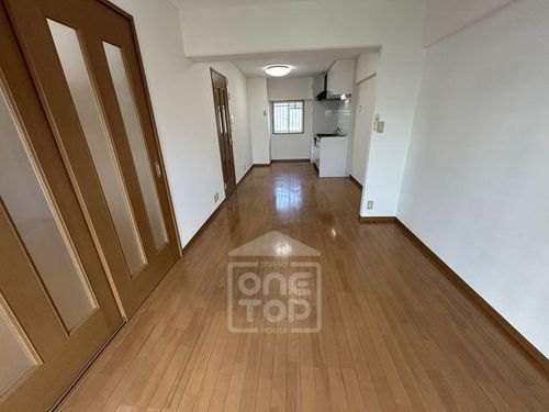 此君園ハイツの居間