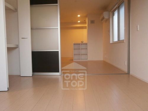 シャルム総持寺の居間