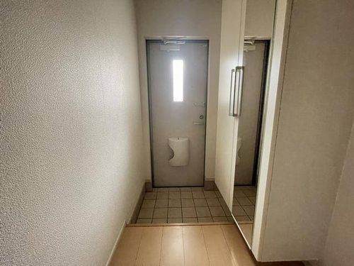 ガーデンスクエア B棟の玄関