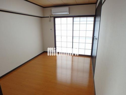 シャトー東山の居間