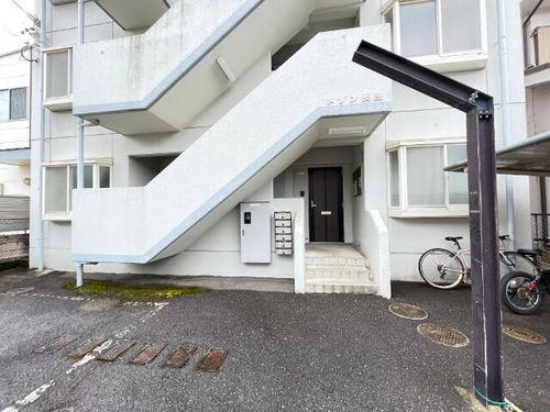 メゾン長良の玄関