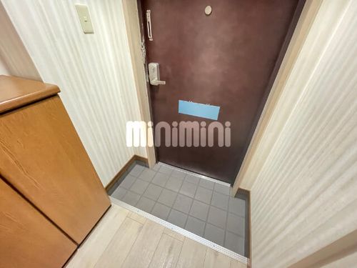 グロリアス本山の玄関