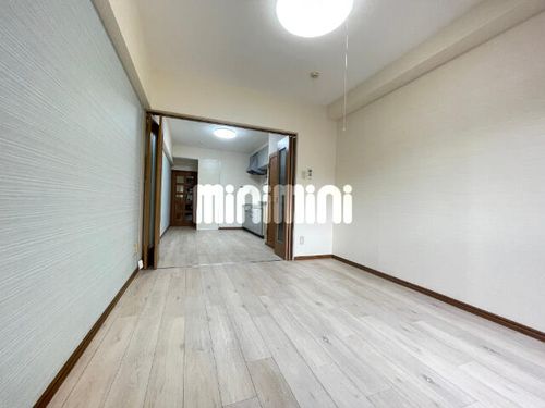 グロリアス本山の居間